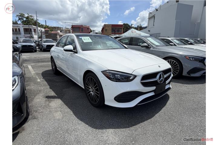 MERCEDES BENZ C300 -8,000 MILLAS