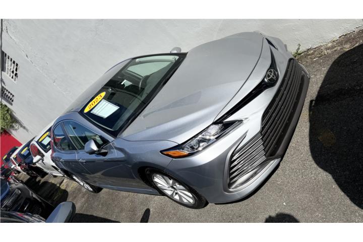 Toyota Camry LE bien cuidado.