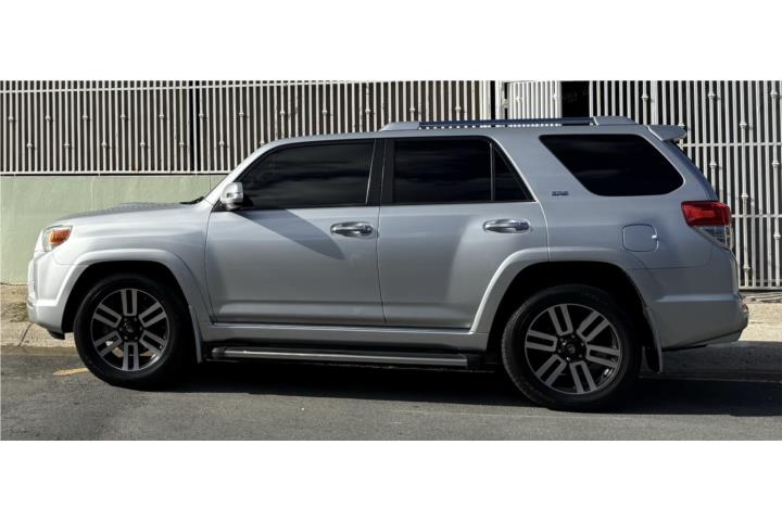 Toyota 4 Runner 2010 SR5 -  $18,500