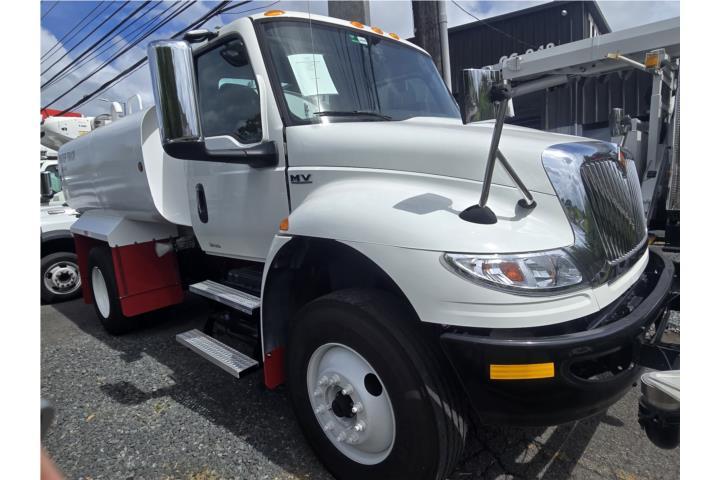 International MV 607 Water Tank