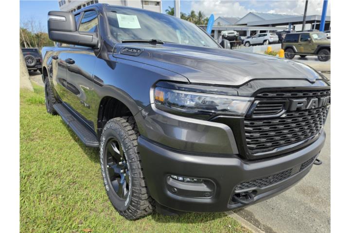 2026 Ram 1500 Warlock Night Crew Gris Oscura I6 4x4