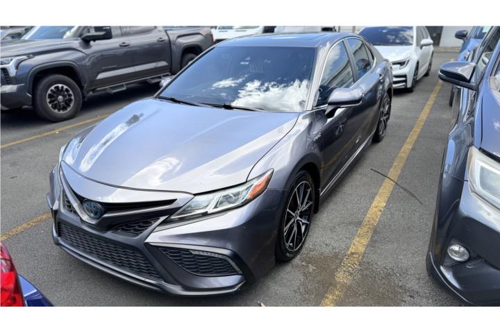 Toyota Camry SE Hybrid
