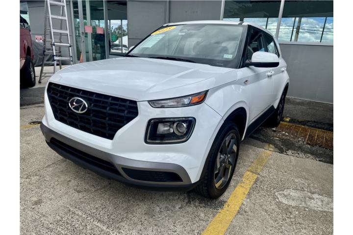 HYUNDAI VENUE SOLO 300 MILLAS (BIEN NUEVA)