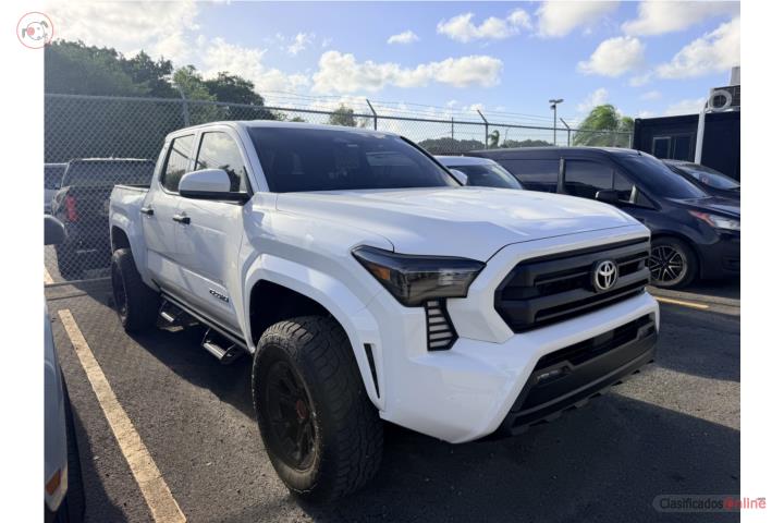 TOYOTA TACOMA SR5 4X4 2024 AHORRA MILES
