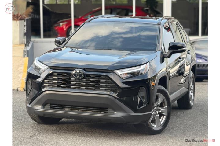 2023 Toyota RAV4 XLE con sunroof!